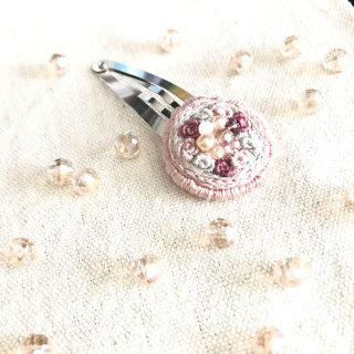 【ビーズ刺繍】ももージュ🍑（バレッタ、ぱっちん留め、ブローチ、耳飾り）