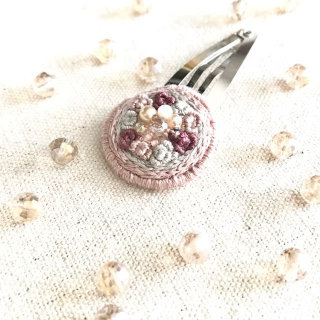 【ビーズ刺繍】ももージュ🍑（バレッタ、ぱっちん留め、ブローチ、耳飾り）