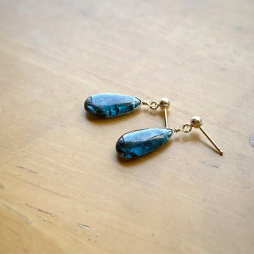 Moss Kyanite Smooth Pear Shape の耳飾り