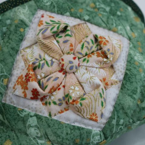 折り紙キルトのお花のシェル型キルトポーチ