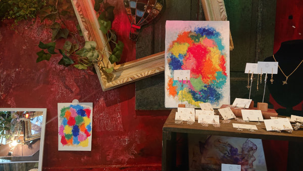 今回のイベントのメインビジュアル。絵具を指につけ描いたそう。3歳のとき描かれた絵と本当にそっくりでした…!